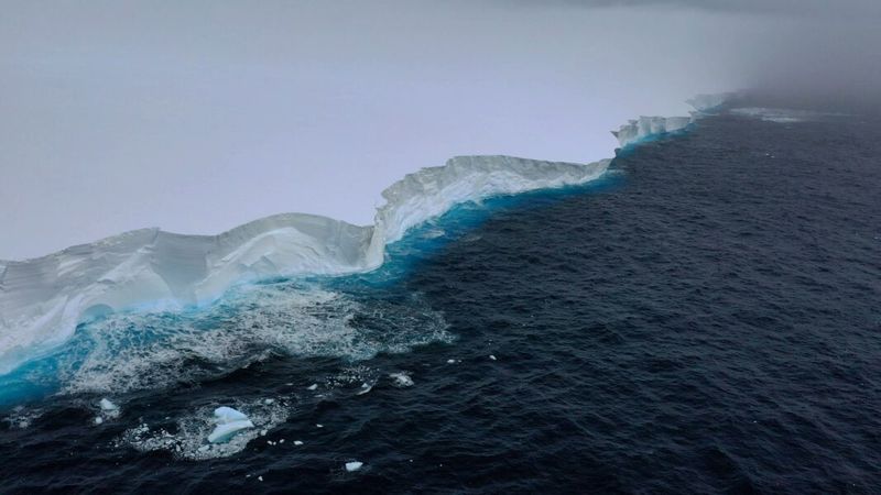 edge of iceberg a23a