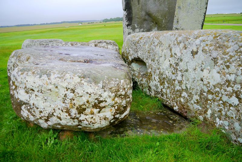 The Altar Stone, seen underneath two bigger Sarsen stones.