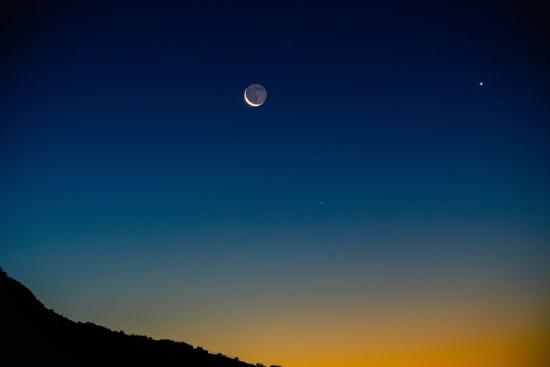 A photo demonstrating Da vinci glow also known as Earthshine 