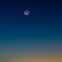 A photo demonstrating Da vinci glow also known as Earthshine 