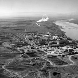 A black and white photograph, taken in 1960, of the Hanford Site along the Columbia River 