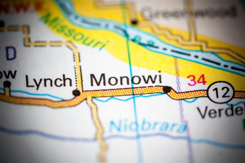 A close up of a map showing Monowi. The town is situated on a road that runs to a town called Lynch which then branches off in three directions. Above the town is a river running from the middle of the image to the middle right.